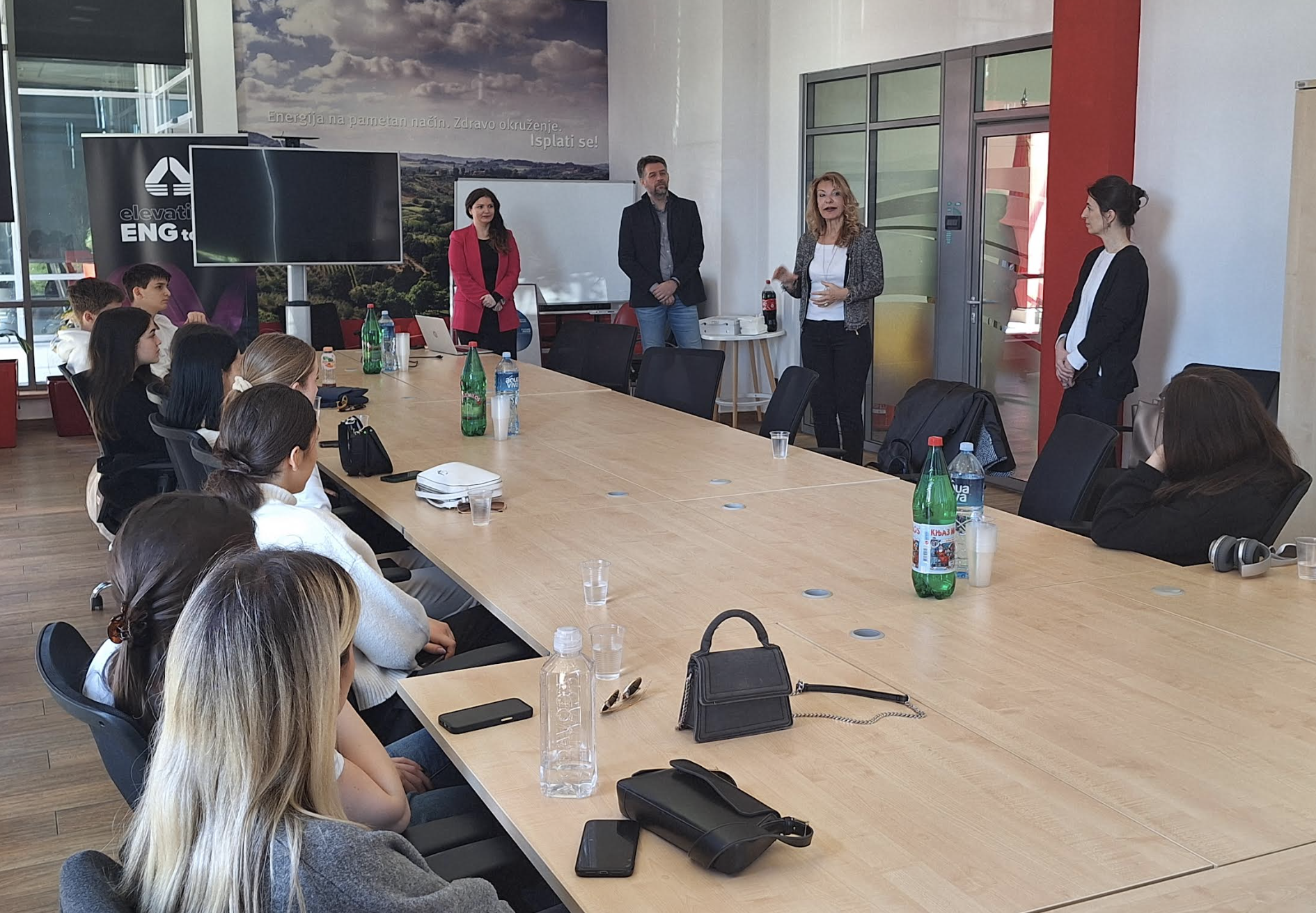 I studenti del Terzo liceo di Belgrado allazienda Engineering Software Lab 4