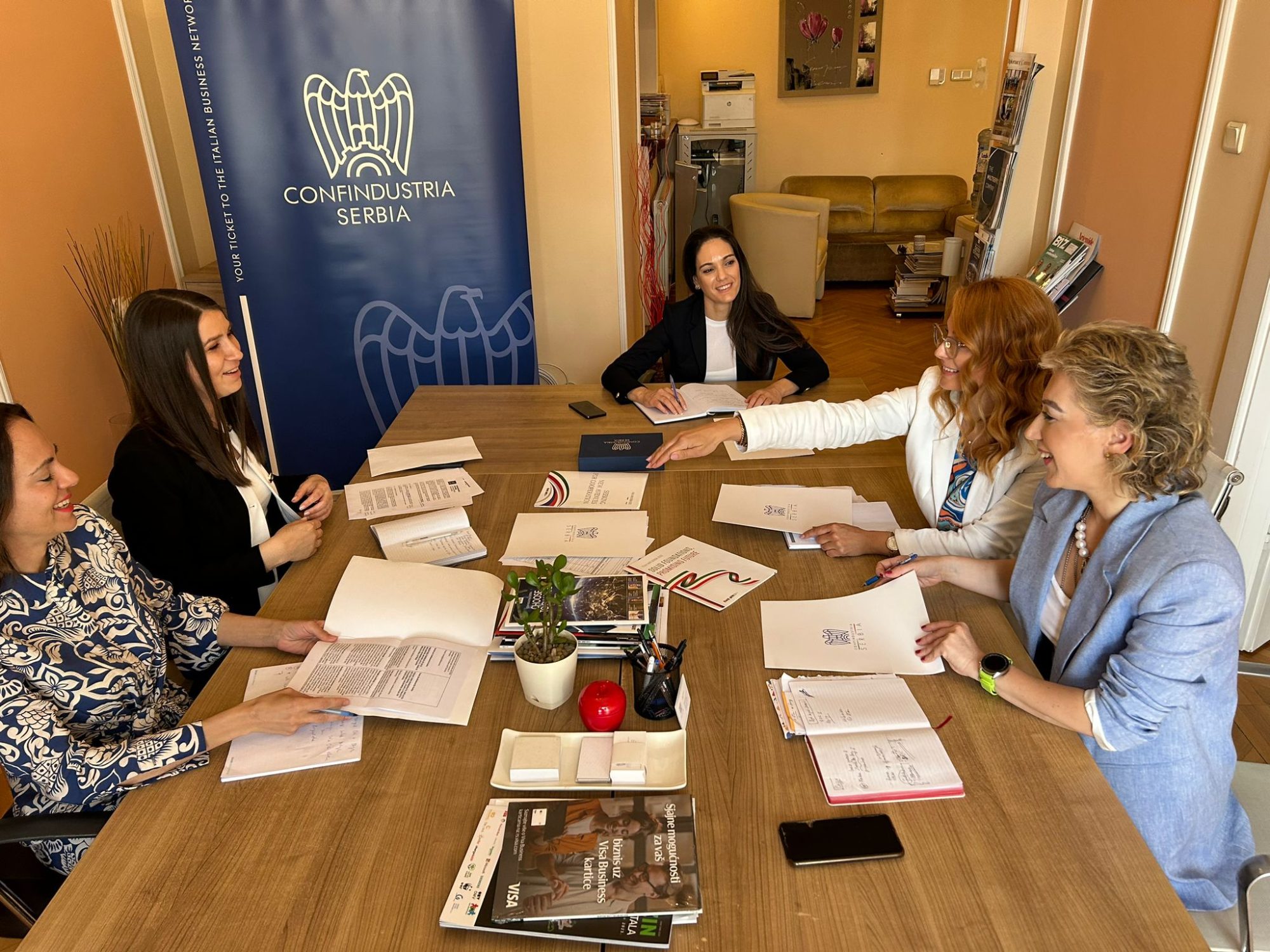 Confindustria Serbia in ufficio e1690441924518.jpeg