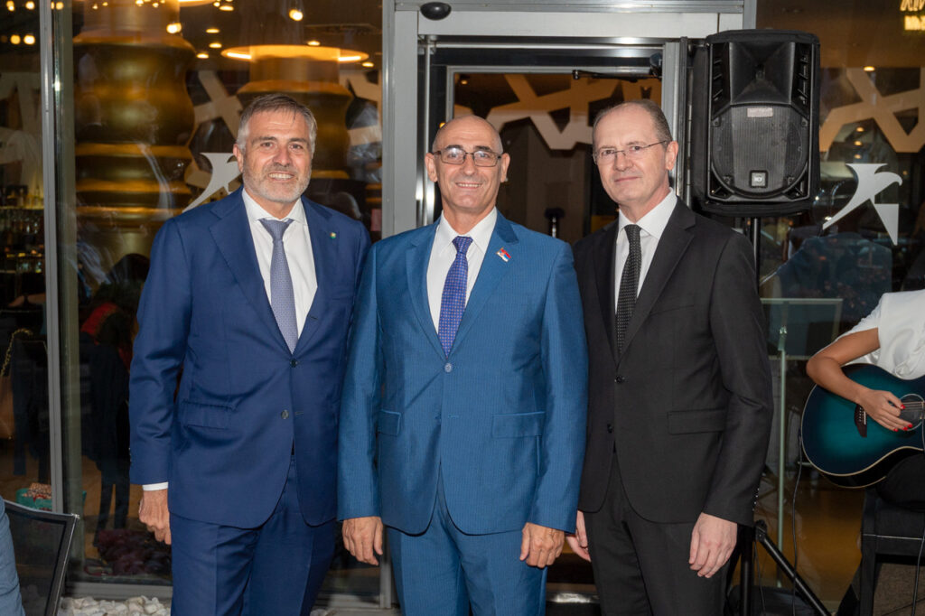 Welcome back coctail party 30.jpeg